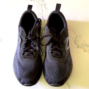 New balance used black tennis shoes.